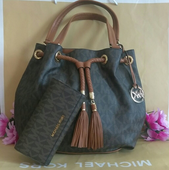 Micheal kors gathered Large purse ONLY - Picture 1 of 6